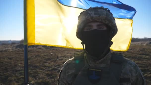 Portrét Vojáka Maskovací Uniformě Drží Vlajku Ukrajiny Ukrajinský Voják Helmě — Stock video