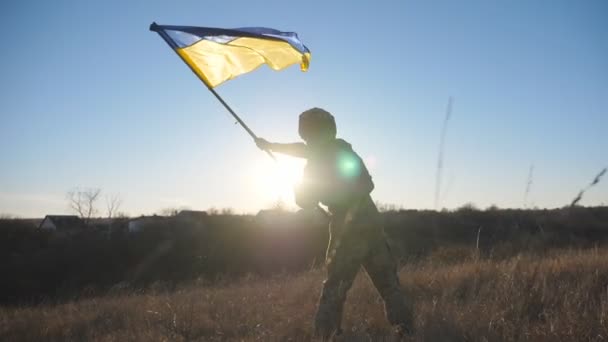Dolly Πυροβόλησε Αρσενικό Στρατιωτικό Στολή Κυματίζει Σημαία Της Ουκρανίας Κατά — Αρχείο Βίντεο