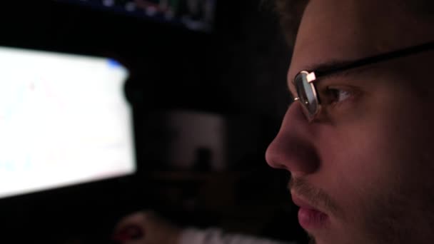 Młody Człowiek Pracuje Nocy Komputerze Profil Brokera Analizującego Towary Wykresy — Wideo stockowe