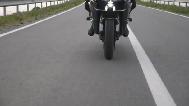 Junger Mann Auf Einem Motorrad Unterwegs Radfahren Auf Der Staumauer — Stockvideo
