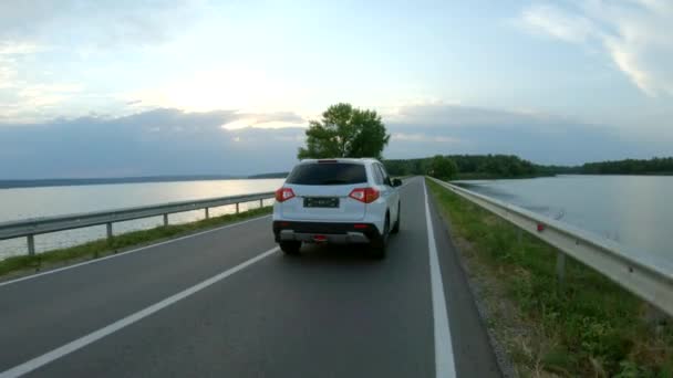 Κηφήνας Ακολουθούν Λευκό Αυτοκίνητο Ιππασία Μέσω Του Δρόμου Φράγμα Suv — Αρχείο Βίντεο