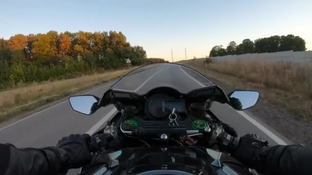 Motociclista Correndo Sua Moto Durante Viagem Verão Ponto Vista Motociclista — Vídeo de Stock