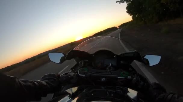 Motocyklista Jeździ Wiejską Drogą Zachodzie Słońca Punkt Widzenia Motocyklisty Prowadzącego — Wideo stockowe