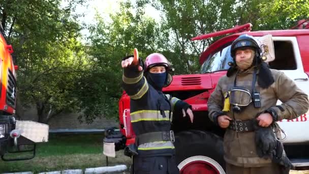 Νέοι Επαγγελματίες Πυροσβέστες Συζητούν Την Έκθεση Κατάστασης Μετά Από Έκτακτη — Αρχείο Βίντεο