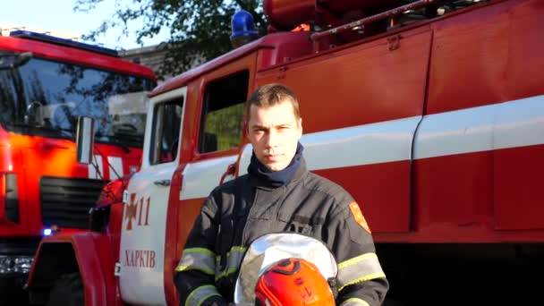 Potret Fireguard Muda Berseragam Dengan Latar Belakang Mesin Pemadam Kebakaran — Stok Video