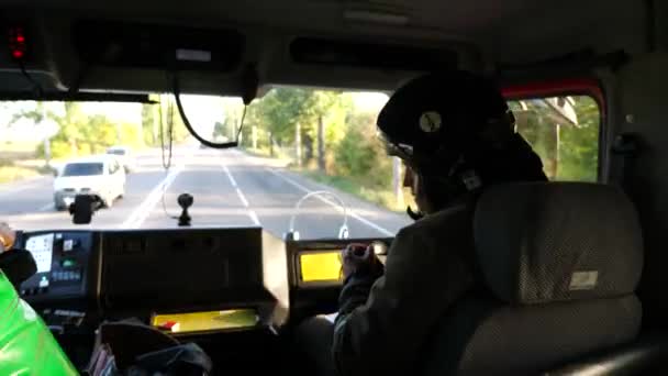 Joven Bombero Uniforme Montado Camión Grande Lugar Fuego Bombero Profesional — Vídeos de Stock