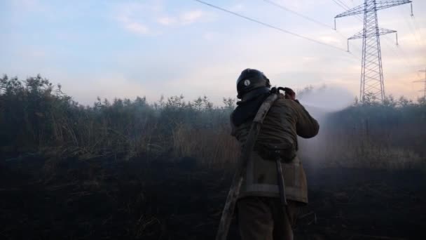 Professzionális Tűzoltó Teljes Felszerelésben Lángra Lobbantja Rétet Egyenruhás Férfi Tűzoltó — Stock videók