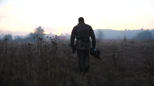 Άνδρας Πυροσβέστης Στολή Πηγαίνει Ξηρό Γρασίδι Στην Ύπαιθρο Επαγγελματίας Πυροσβέστης — Αρχείο Βίντεο