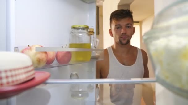 Nahaufnahme Eines Faulen Der Den Kühlschrank Öffnet Und Leckere Äpfel — Stockvideo