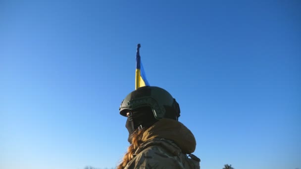 Soldado Femenino Masculino Del Ejército Ucraniano Pie Cima Colina Con — Vídeos de Stock