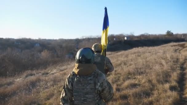 Ženský Mužský Voják Ukrajinské Armády Kráčející Vlajkou Ukrajiny Poli Žena — Stock video