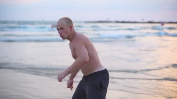 Mladý Svalnatý Muž Cvičí Boxerské Cvičení Mořské Pláži Muž Sportovec — Stock video
