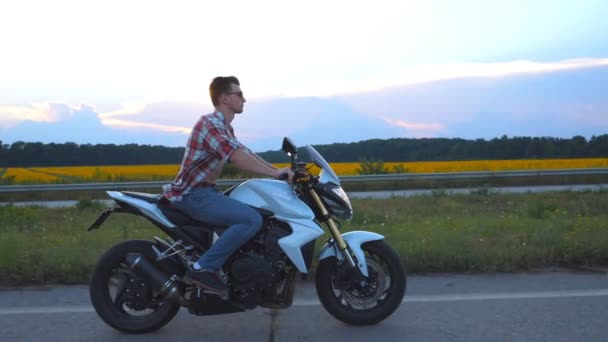 Junger Mann Auf Einem Modernen Sportmotorrad Schöner Motorradfahrer Hemd Und — Stockvideo