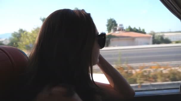 Женщина Туристка Едет Автобусе Концепция Отпуска Экскурсии Молодая Женщина Путешествует — стоковое видео