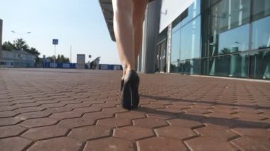 Yüksek topuklu ayakkabı şehirde genç kadın metrelik. Kadın bacaklar arka ofiste çağdaş iş ile kentsel sokakta yürürken yüksek topuklu ayakkabı. Adım kız. Ağır çekim