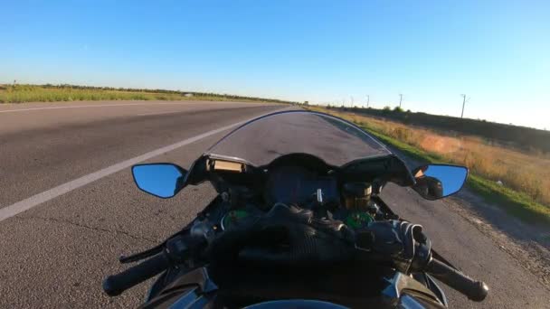 高速道路でエンディングライダーの視点 バイクを運転するのを止めてエンジンをオフにするバイクの視点 夏の旅行中にバイクを持っている男 パブリック — ストック動画