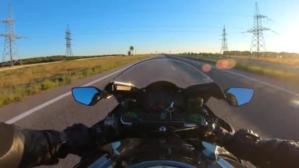 Ponto Vista Motociclista Passeios Rodovia Velocidade Ponto Vista Motociclista Dirigindo — Vídeo de Stock