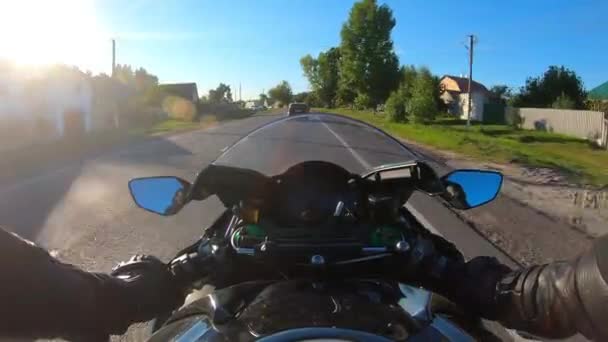 Ponto Vista Motociclista Dirigindo Moto Rota Movimentada País Ponto Vista — Vídeo de Stock