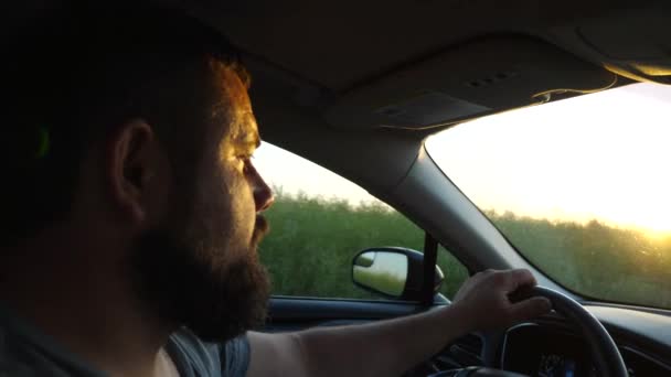 Профиль Уверенного Себе Человека Бородой Рулем Автомобиля Сельской Местности Закройте — стоковое видео