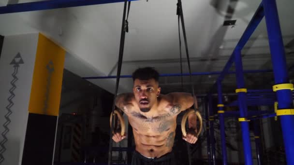 Deportista Afroamericano Musculoso Haciendo Flexiones Anillos Gimnásticos Gimnasio Fuerte Atleta — Vídeo de stock