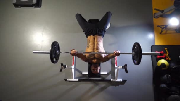 Homem Africano Musculoso Fazer Exercício Supino Com Uma Campainha Clube — Vídeo de Stock