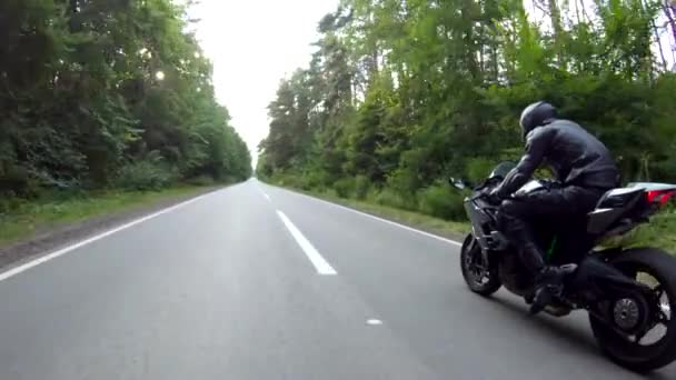 Motorcyklisten Tävlar Motorcykel Skogsväg Man Hjälm Rider Sport Motorcykel Landsbygden — Stockvideo