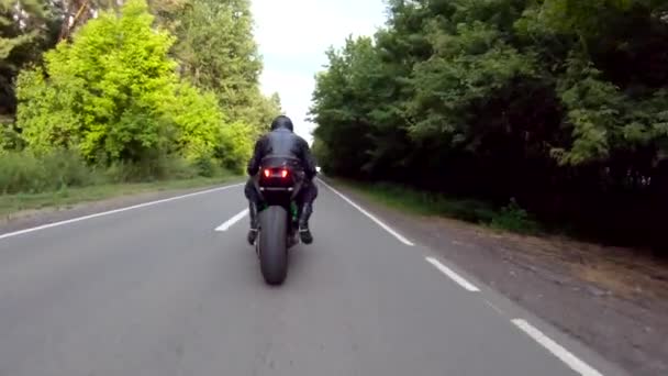 Motoros Versenyek Motorkerékpár Erdős Országúton Egy Sisakos Férfi Motorozik Sportmotorral — Stock videók