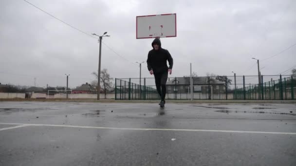 Yağmurda Asfalt Sahada Mekik Çalıştıran Güçlü Bir Erkek Atlet Bulutlu — Stok video
