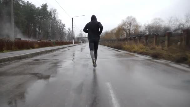 Ισχυρός Αθλητής Αθλητικά Τζόκινγκ Κατά Μήκος Της Διαδρομής Συννεφιασμένη Ημέρα — Αρχείο Βίντεο