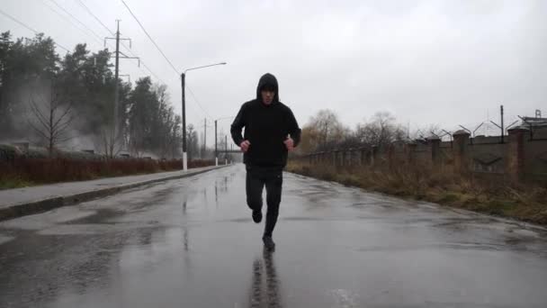 Bulutlu Bir Günde Spor Kıyafetli Güçlü Bir Atlet Patika Boyunca — Stok video