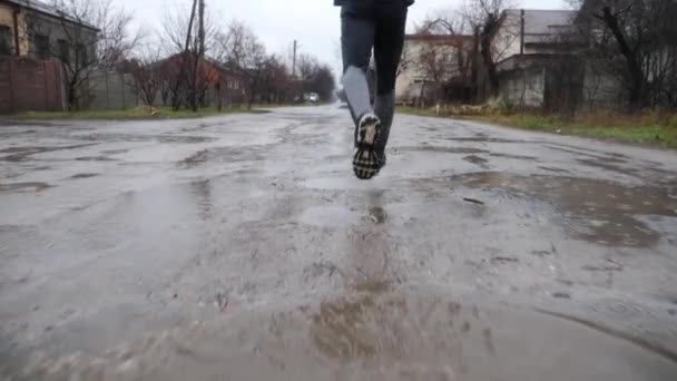 Yağmurlu Bir Günde Kırsal Alanda Koşan Genç Sporcuların Bacakları Erkek — Stok video