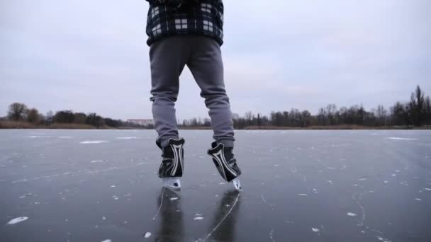 Männliche Beine Von Eiskunstläufern Gleiten Auf Der Eisbahn Der Natur — Stockvideo