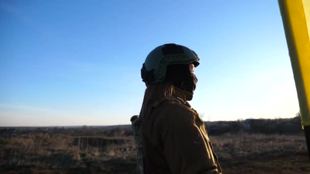 Soldado Del Ejército Ucraniano Sosteniendo Bandera Ucrania Con Destellos Sol — Vídeos de Stock
