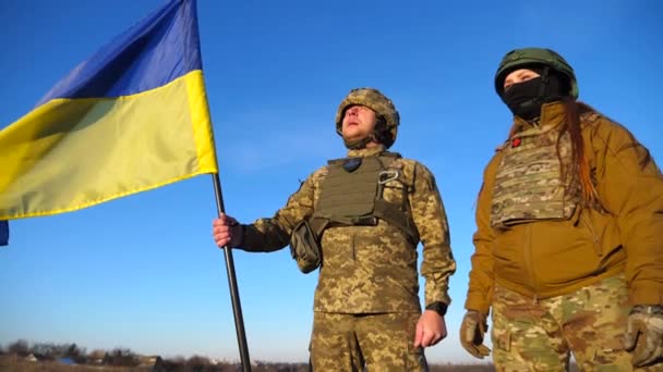 Soldados Del Ejército Ucraniano Ondeando Bandera Ucrania Militares Uniforme Levantaron — Vídeos de Stock