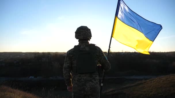 Soldier Ukrainian Army Stands Hill Holds Waving Flag Ukraine Man — 비디오