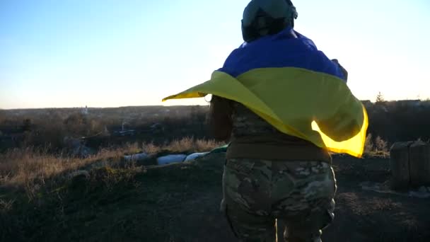 Female Soldier Ukrainian Army Runs Hill Top Wave Flag Ukraine — Vídeo de stock