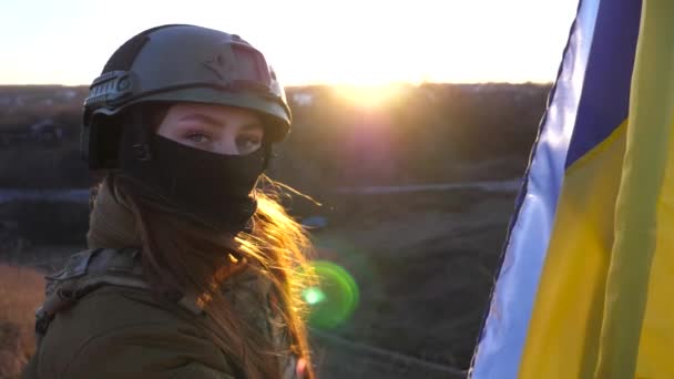 Potret Medis Militer Perempuan Tentara Ukrainia Melihat Kamera Terhadap Melambaikan — Stok Video