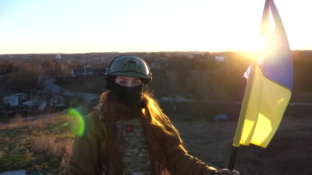 Mujer Uniforme Militar Opone Puesta Del Sol Levantó Bandera Ucrania — Vídeo de stock