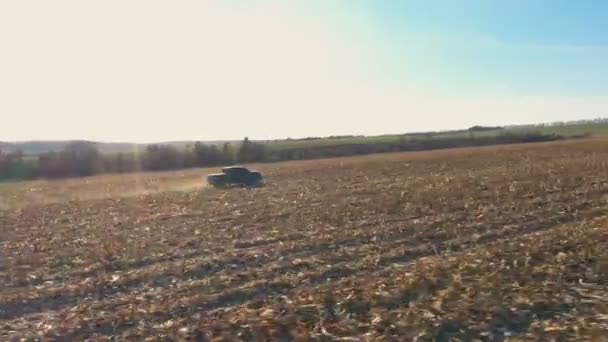 Terbang Atas Mobil Bergerak Antara Lahan Pertanian Siang Hari Pickup — Stok Video