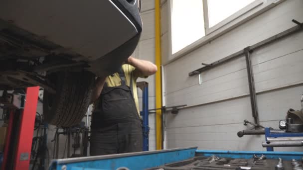 Naprawiacz Mundurze Naprawiający Awarie Samochodu Warsztacie Lub Garażu Profesjonalny Mechanik — Wideo stockowe