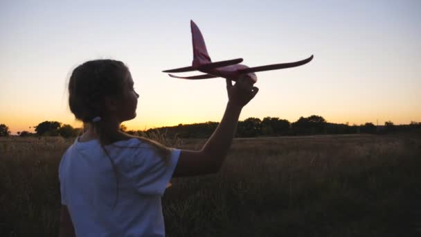 Мила Маленька Дівчинка Грає Літаком Під Час Прогулянки Сільській Стежці — стокове відео