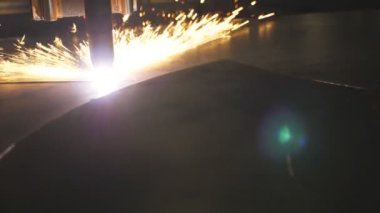 Metal plakadan plazma kesimi. Yüksek hassasiyetli modern teknolojiler. Lazer kesici çalışıyor. Çelik levhadan bir eser üretmek. Endüstriyel metal üretimi. Yavaş çekim.