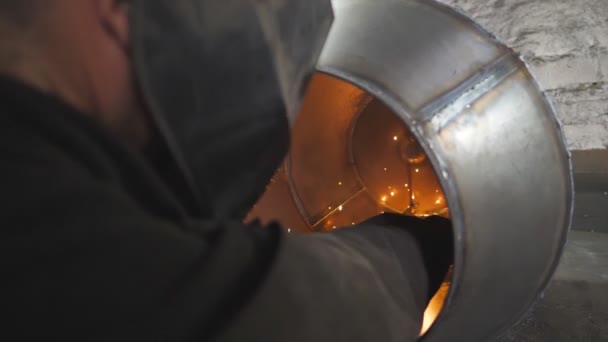 생산에서 보호용 마스크를 노동자 용접공은 금속의 사항을 환영합니다 공장의 차고에서 — 비디오