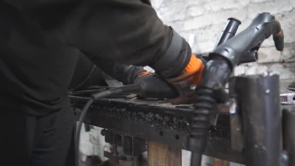 職人は 金属の詳細をカットするために鋸切断機を使用します ガレージやワークショップで円形の鋸鋼を持つ男 金属を研削産業専門の労働者 火花が熱い金属から飛ぶ スローモーション — ストック動画