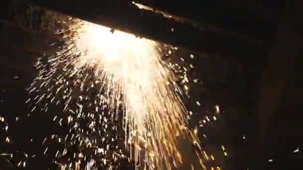Nombreuses Étincelles Brillantes Volent Métal Chaud Lors Découpe Plasma Découpeur — Video