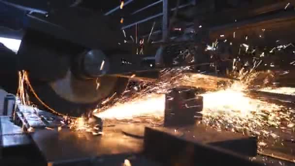 Fechar Máquina Corte Serra Corte Metal Muitas Faíscas Brilhantes Voam — Vídeo de Stock