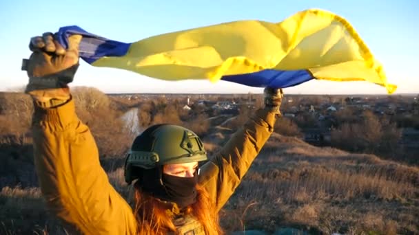 Женщина Солдат Украинской Армии Размахивающим Флагом Украины Девушка Военной Форме — стоковое видео