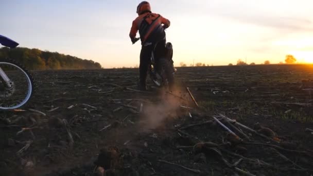 Motociclistas Empezando Montar Sus Motocicletas Dejando Rastro Polvo Detrás Amigos — Vídeos de Stock