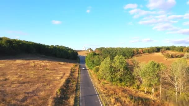 在自然环境优美的乡间道路上驾驶电动汽车的空中拍摄 新的Suv汽车在路线上行驶很快 高速公路沿线的生态清洁汽车充电 — 图库视频影像