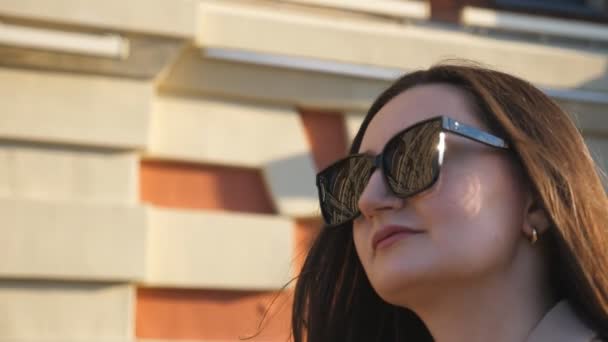 Profil Mladé Úspěšné Podnikatelky Slunečních Brýlích Kráčející Chodníku Atraktivní Brunetka — Stock video